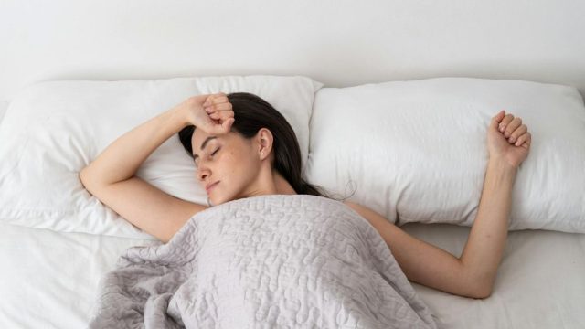 Kołdra obciążeniowa HuggyMoon – innowacyjne wsparcie w walce ze stresem i bezsennością