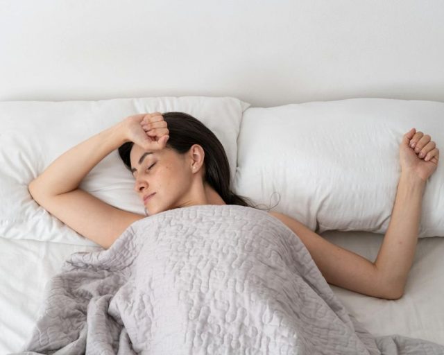 Kołdra obciążeniowa HuggyMoon – innowacyjne wsparcie w walce ze stresem i bezsennością