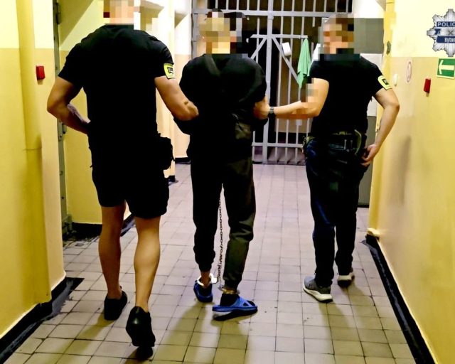 Ubrany w kominiarkę, groził kasjerce i demolował sklep. Agresor w rękach policjantów