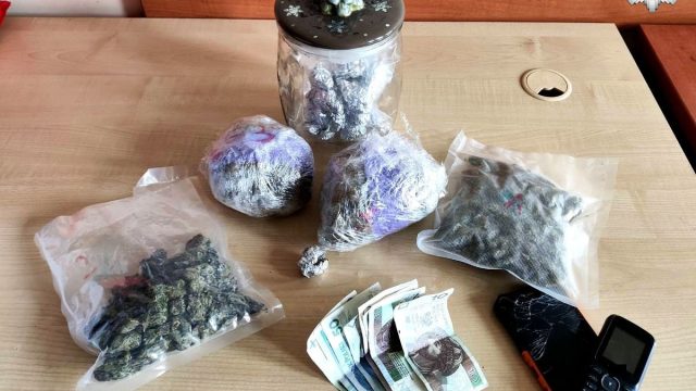 Prawie pół kilograma marihuany w mieszkaniu 27-latka. Mężczyzna usłyszał zarzuty