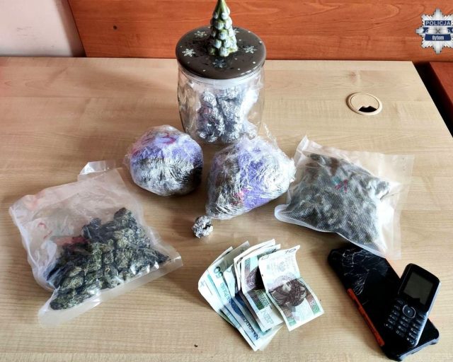 Prawie pół kilograma marihuany w mieszkaniu 27-latka. Mężczyzna usłyszał zarzuty