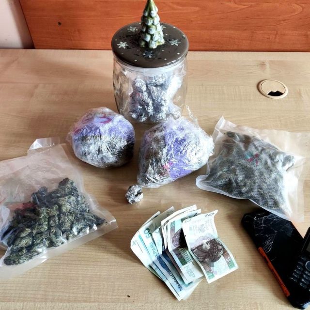 Prawie pół kilograma marihuany w mieszkaniu 27-latka. Mężczyzna usłyszał zarzuty