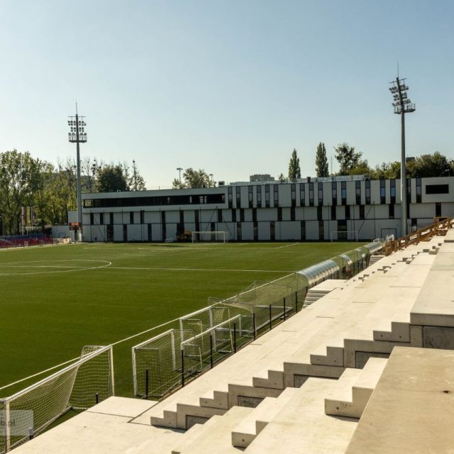 Trwa budowa nowej trybuny na obiekcie piłkarskim Polonii Bytom