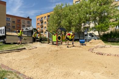 Na 57 miejskich placach zabaw trwa wymiana piasku