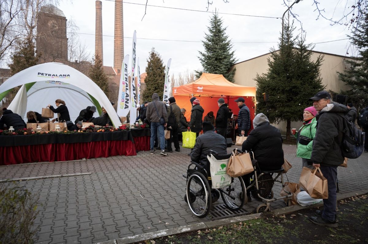 Świąteczna pomoc Fundacji Petralana dla osób w kryzysie bezdomności. - fotoreportaż