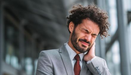 „Tech-neck”: jak telefon i laptop psują szyję - szybki plan naprawczy