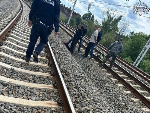Bytomianie złapani na gorącym uczynku! Niszczyli trakcję kolejową w Chorzowie
