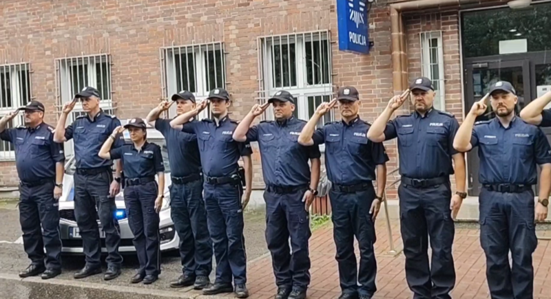 Bytomscy policjanci oddają hołd zmarłemu sierżantowi Mateuszowi Sitkowi