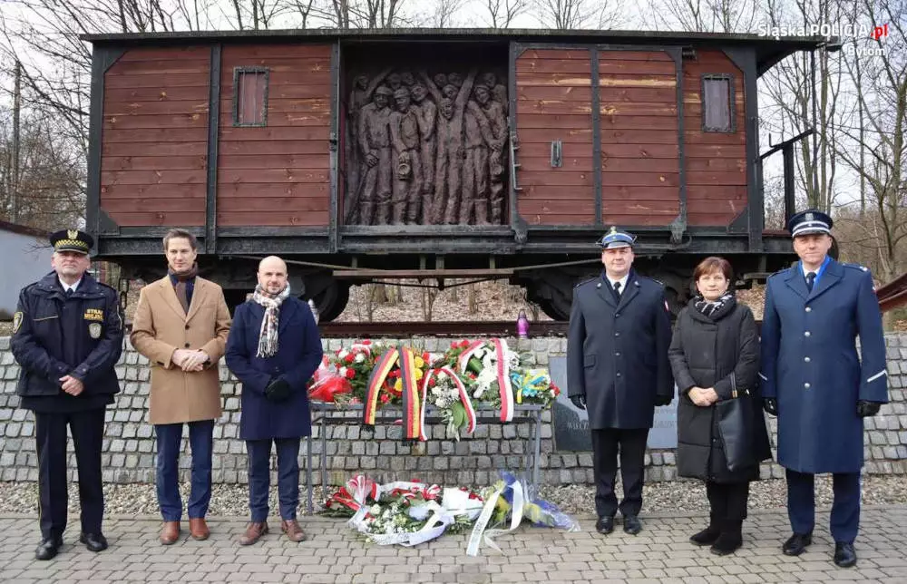 Bytomscy policjanci pamiętają o ofiarach Tragedii Górnośląskiej/fot. KMP Bytom