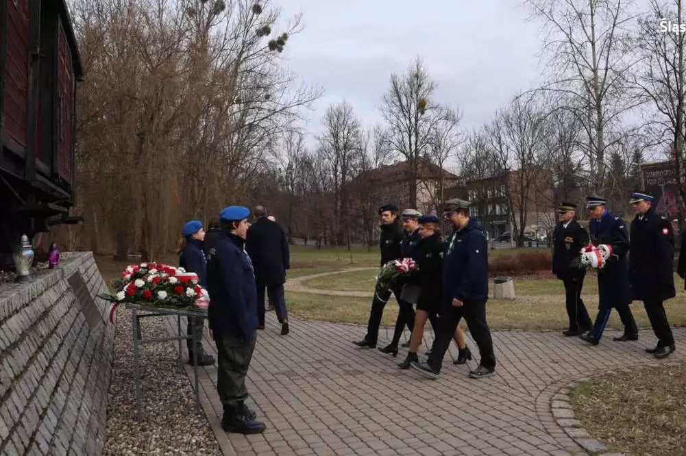Bytomscy policjanci pamiętają o ofiarach Tragedii Górnośląskiej/fot. KMP Bytom