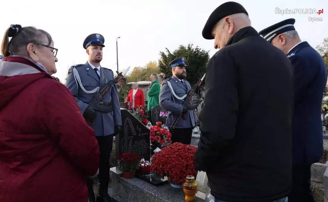 Bytomscy policjanci uczcili pamięć st. sierż. Marka Sienickiego/fot. KMP Bytom