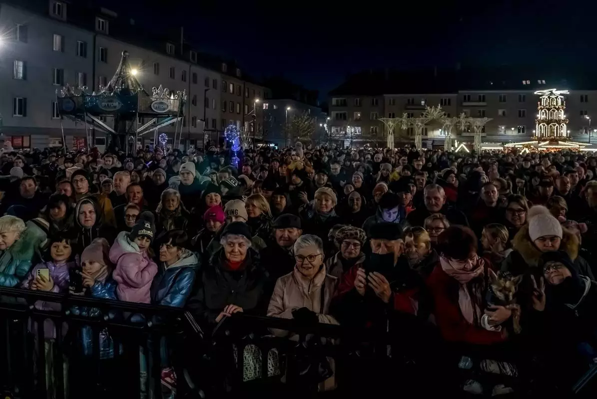 Bytomski Jarmark Świąteczny oficjalnie otwarty – magia Świąt na Rynku!