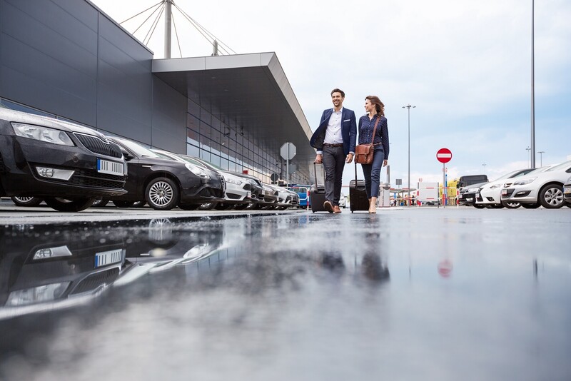 Dlaczego warto skorzystać z oferty parkingu przy lotnisku?