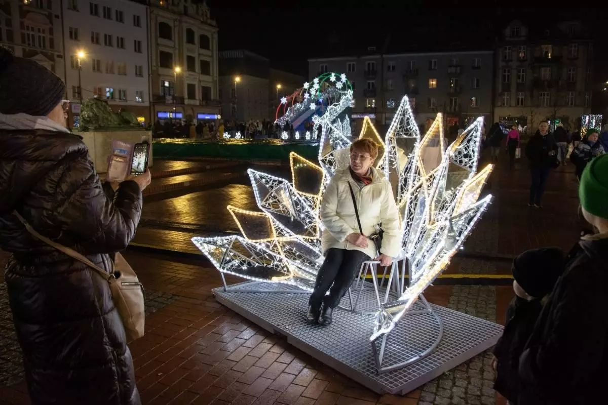 Jarmark Świąteczny w Bytomiu: Mikołaj, warsztaty i pokaz ogniowy