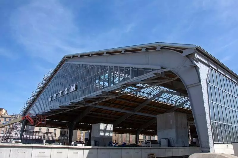 Ledowe napisy BYTOM będą witały pasażerów odnowionej hali peronowej