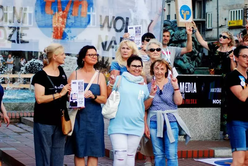 Lex TVN: W 93 polskich miastach odby&#322;y si&#281; protesty w obronie wolno&#347;ci mediów. Tak&#380;e u nas