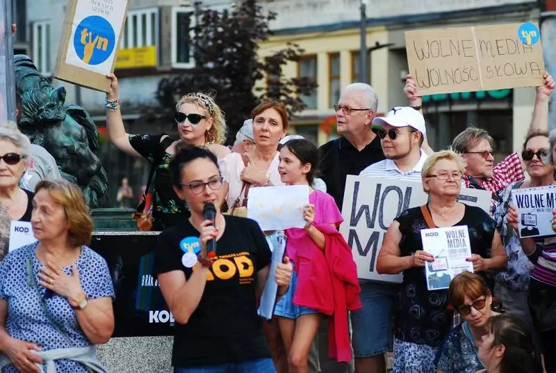 Lex TVN: W 93 polskich miastach odby&#322;y si&#281; protesty w obronie wolno&#347;ci mediów. Tak&#380;e u nas