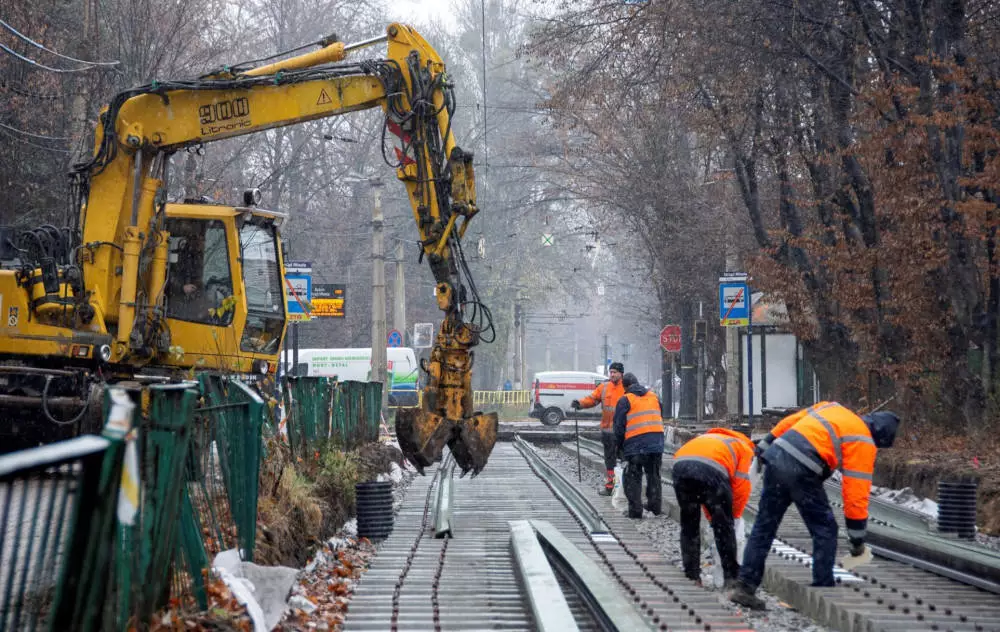 Modernizacja torowisk tramwajowych: Na linii do Stroszka trwa monta&#380; podk&#322;adów i szyn