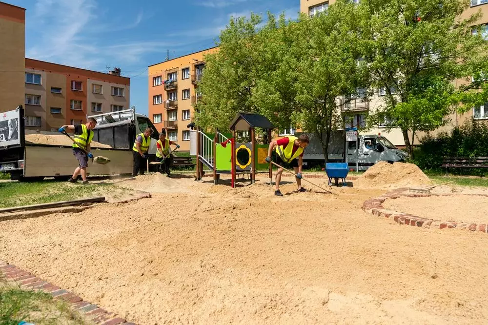 Na 57 miejskich placach zabaw trwa wymiana piasku / fot. UM Bytom