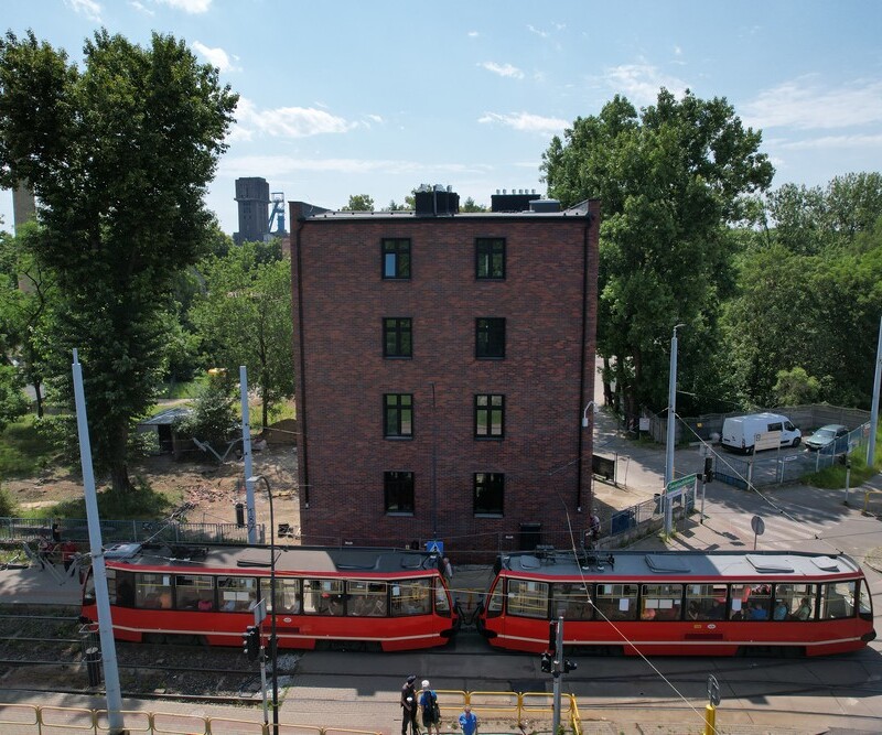 Nowa elewacja budynku zaplecza technicznego Bytomskich Wodociągów odsłonięta [ZDJĘCIA]
