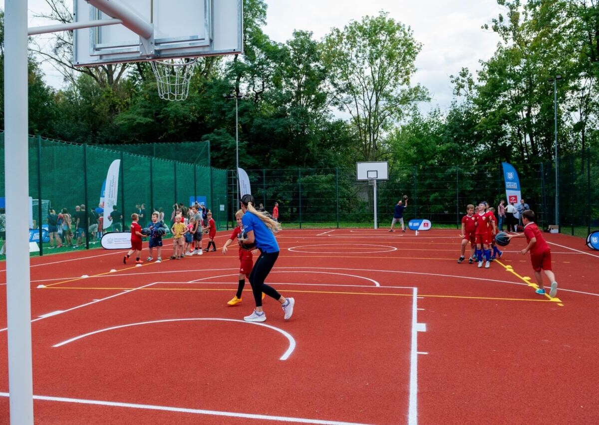 Otwarcie wyremontowanego Orlika. Bytomianie wzięli udział w sportowym pikniku / fot. H. Klimek / A. Janocha