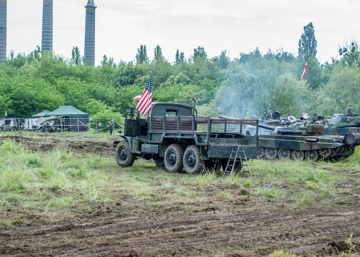 Na terenie dawnej KWK Miechowice trwa właśnie ogromny zlot militarny - Śląskie Manewry. Dziś ostatni, trzeci dzień imprezy, będzie się działo. Zobaczcie, jak było wczoraj!