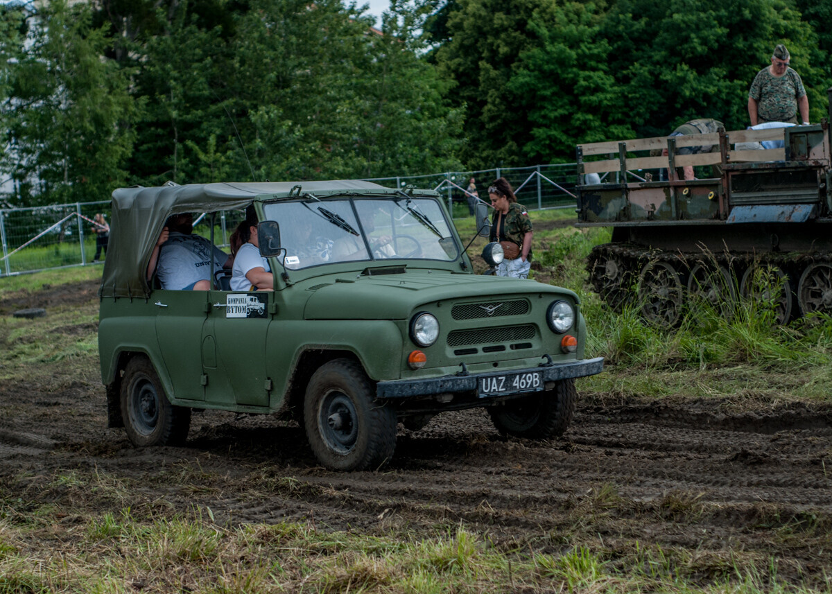 Na terenie dawnej KWK Miechowice trwa właśnie ogromny zlot militarny - Śląskie Manewry. Dziś ostatni, trzeci dzień imprezy, będzie się działo. Zobaczcie, jak było wczoraj!