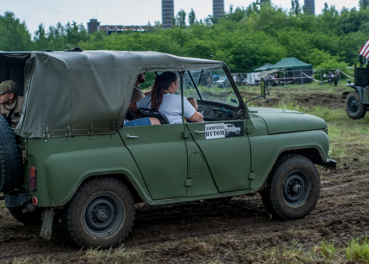 Na terenie dawnej KWK Miechowice trwa właśnie ogromny zlot militarny - Śląskie Manewry. Dziś ostatni, trzeci dzień imprezy, będzie się działo. Zobaczcie, jak było wczoraj!