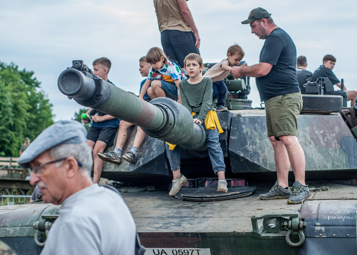 Na terenie dawnej KWK Miechowice trwa właśnie ogromny zlot militarny - Śląskie Manewry. Dziś ostatni, trzeci dzień imprezy, będzie się działo. Zobaczcie, jak było wczoraj!