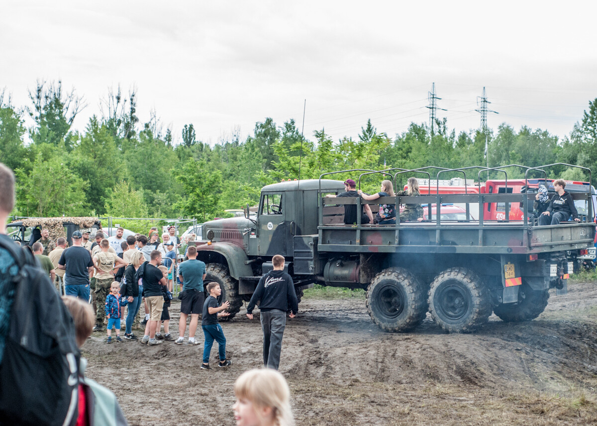 Na terenie dawnej KWK Miechowice trwa właśnie ogromny zlot militarny - Śląskie Manewry. Dziś ostatni, trzeci dzień imprezy, będzie się działo. Zobaczcie, jak było wczoraj!