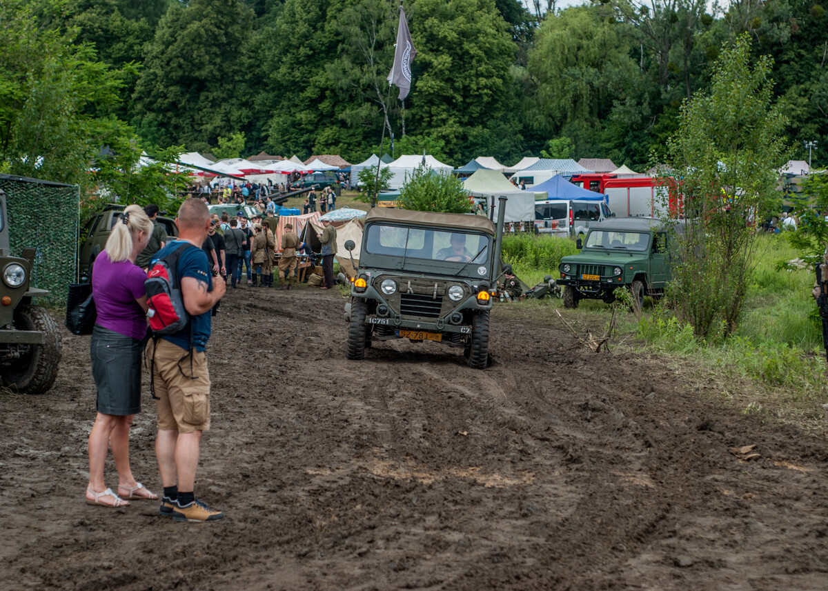 Na terenie dawnej KWK Miechowice trwa właśnie ogromny zlot militarny - Śląskie Manewry. Dziś ostatni, trzeci dzień imprezy, będzie się działo. Zobaczcie, jak było wczoraj!