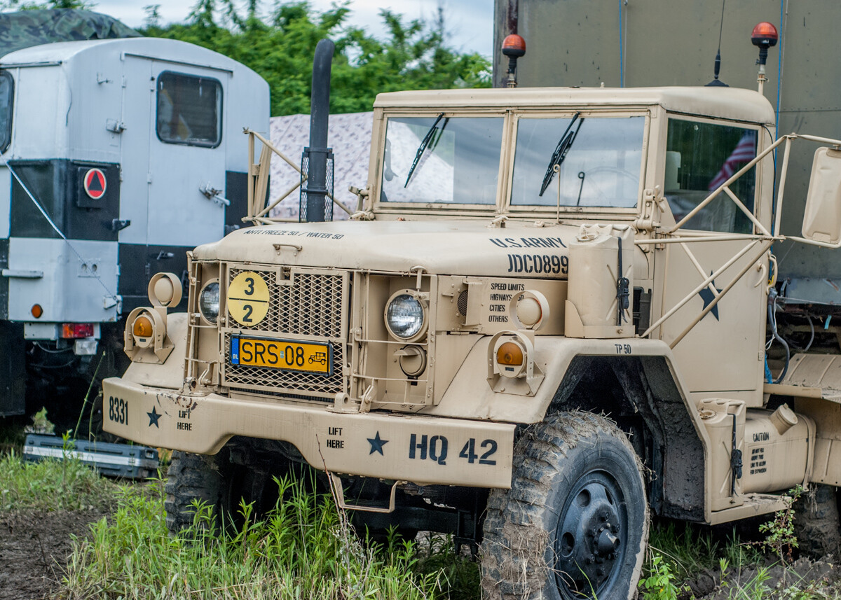 Na terenie dawnej KWK Miechowice trwa właśnie ogromny zlot militarny - Śląskie Manewry. Dziś ostatni, trzeci dzień imprezy, będzie się działo. Zobaczcie, jak było wczoraj!