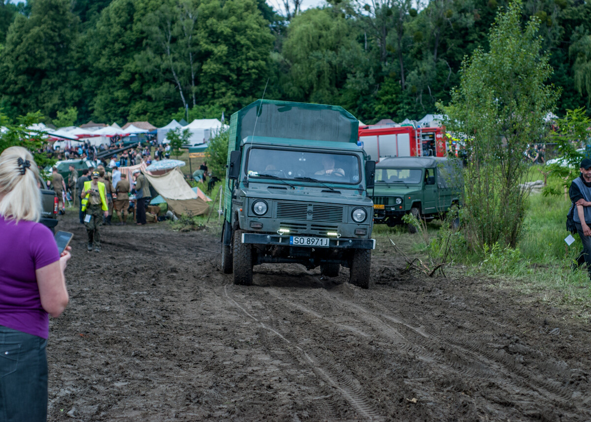 Na terenie dawnej KWK Miechowice trwa właśnie ogromny zlot militarny - Śląskie Manewry. Dziś ostatni, trzeci dzień imprezy, będzie się działo. Zobaczcie, jak było wczoraj!