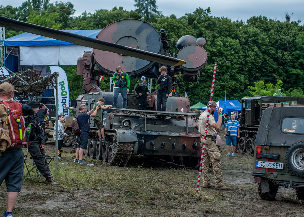 Na terenie dawnej KWK Miechowice trwa właśnie ogromny zlot militarny - Śląskie Manewry. Dziś ostatni, trzeci dzień imprezy, będzie się działo. Zobaczcie, jak było wczoraj!