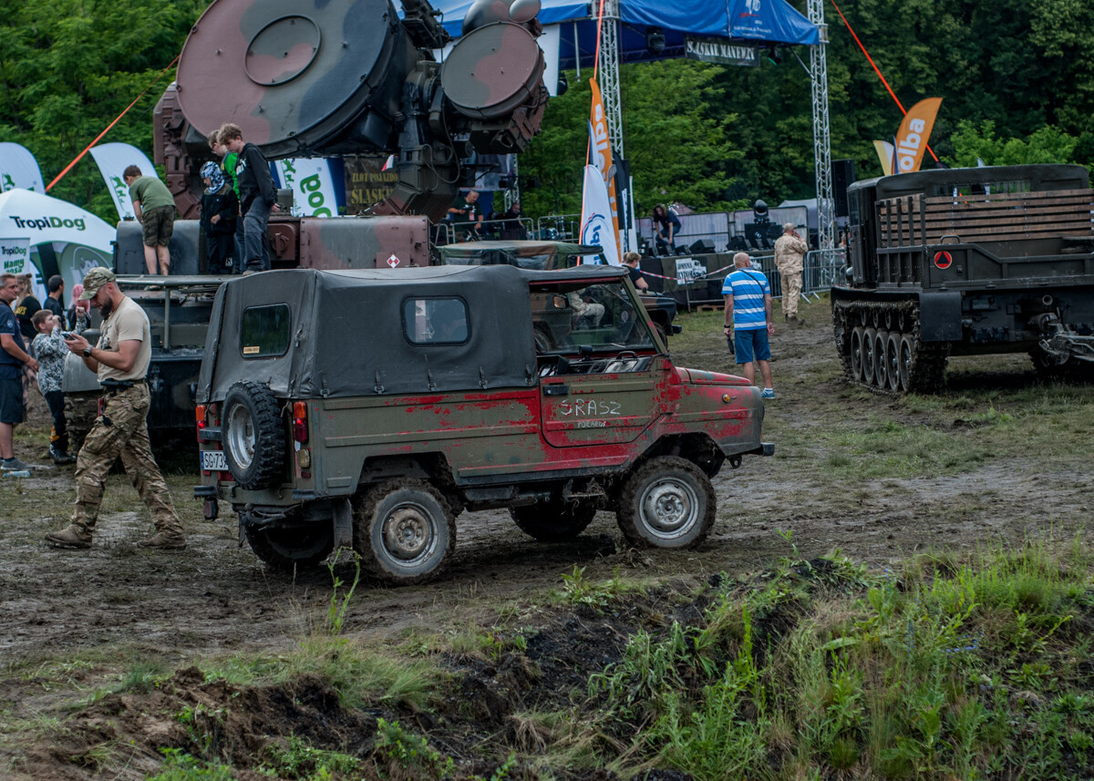 Na terenie dawnej KWK Miechowice trwa właśnie ogromny zlot militarny - Śląskie Manewry. Dziś ostatni, trzeci dzień imprezy, będzie się działo. Zobaczcie, jak było wczoraj!