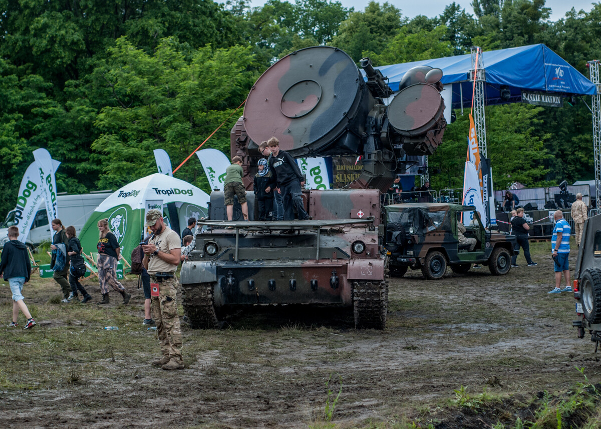 Na terenie dawnej KWK Miechowice trwa właśnie ogromny zlot militarny - Śląskie Manewry. Dziś ostatni, trzeci dzień imprezy, będzie się działo. Zobaczcie, jak było wczoraj!