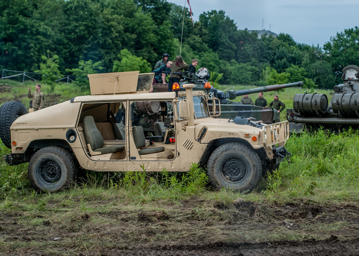 Na terenie dawnej KWK Miechowice trwa właśnie ogromny zlot militarny - Śląskie Manewry. Dziś ostatni, trzeci dzień imprezy, będzie się działo. Zobaczcie, jak było wczoraj!