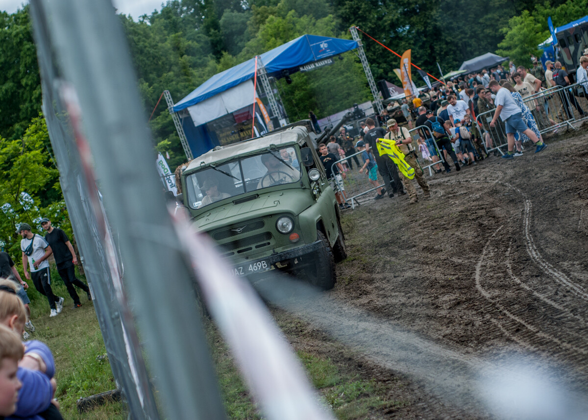 Na terenie dawnej KWK Miechowice trwa właśnie ogromny zlot militarny - Śląskie Manewry. Dziś ostatni, trzeci dzień imprezy, będzie się działo. Zobaczcie, jak było wczoraj!