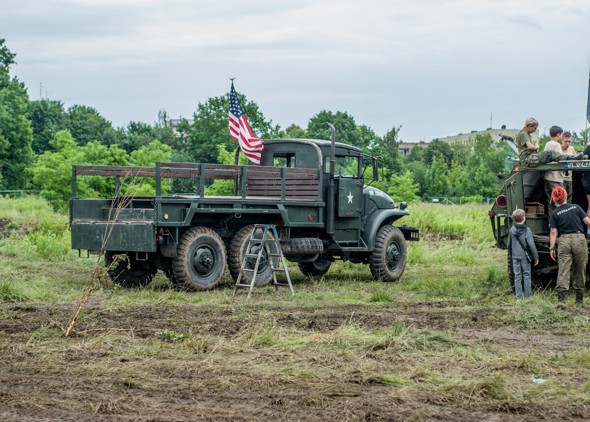 Na terenie dawnej KWK Miechowice trwa właśnie ogromny zlot militarny - Śląskie Manewry. Dziś ostatni, trzeci dzień imprezy, będzie się działo. Zobaczcie, jak było wczoraj!