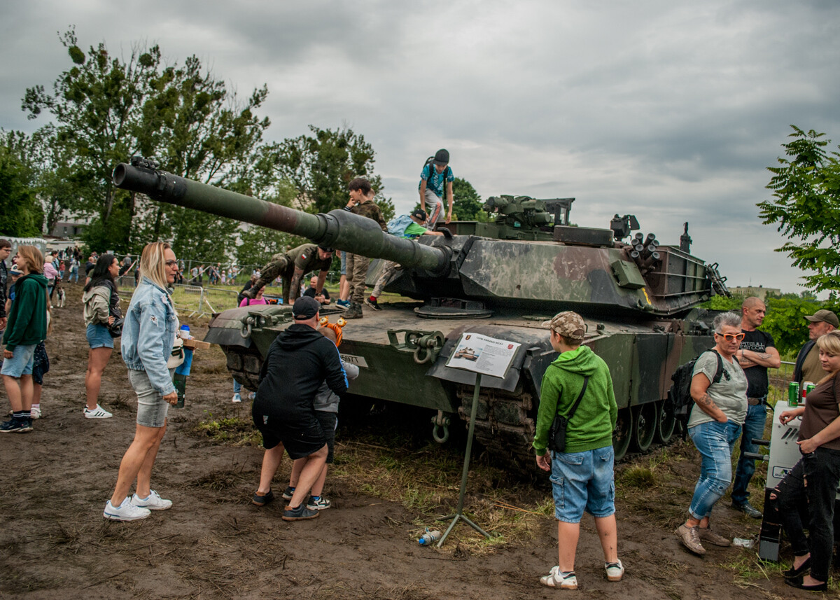 Na terenie dawnej KWK Miechowice trwa właśnie ogromny zlot militarny - Śląskie Manewry. Dziś ostatni, trzeci dzień imprezy, będzie się działo. Zobaczcie, jak było wczoraj!