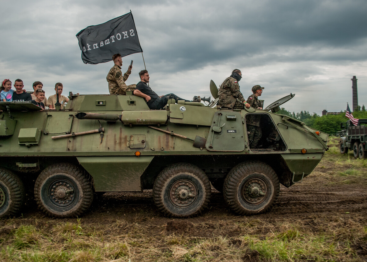 Na terenie dawnej KWK Miechowice trwa właśnie ogromny zlot militarny - Śląskie Manewry. Dziś ostatni, trzeci dzień imprezy, będzie się działo. Zobaczcie, jak było wczoraj!