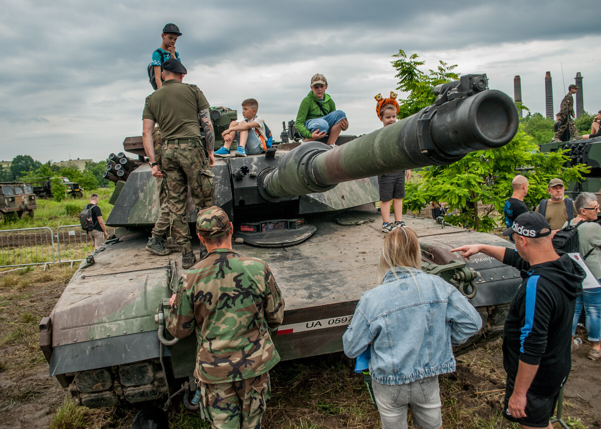 Na terenie dawnej KWK Miechowice trwa właśnie ogromny zlot militarny - Śląskie Manewry. Dziś ostatni, trzeci dzień imprezy, będzie się działo. Zobaczcie, jak było wczoraj!