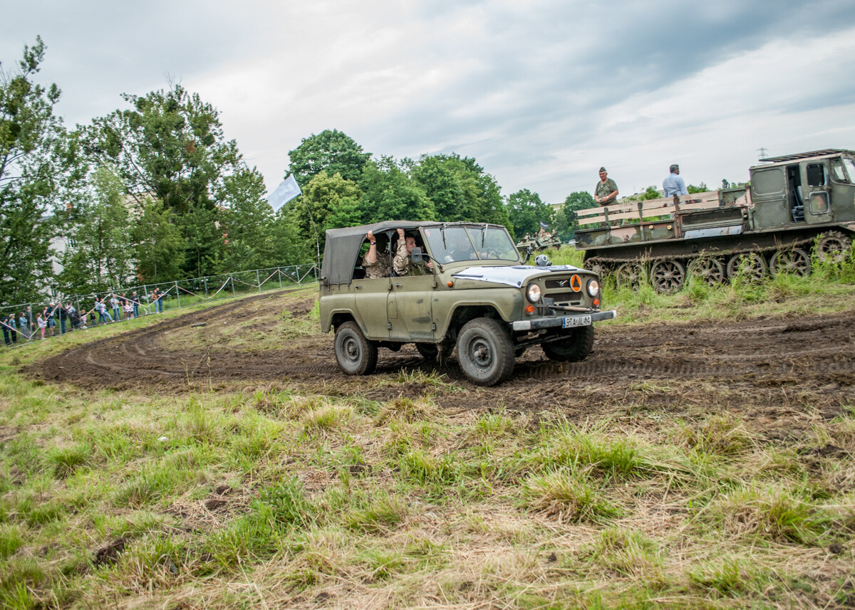 Na terenie dawnej KWK Miechowice trwa właśnie ogromny zlot militarny - Śląskie Manewry. Dziś ostatni, trzeci dzień imprezy, będzie się działo. Zobaczcie, jak było wczoraj!