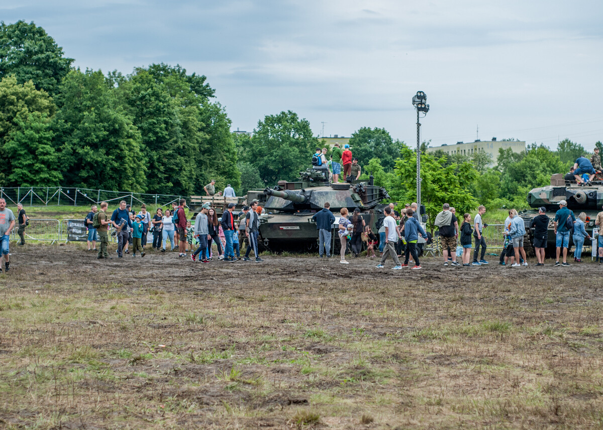 Na terenie dawnej KWK Miechowice trwa właśnie ogromny zlot militarny - Śląskie Manewry. Dziś ostatni, trzeci dzień imprezy, będzie się działo. Zobaczcie, jak było wczoraj!