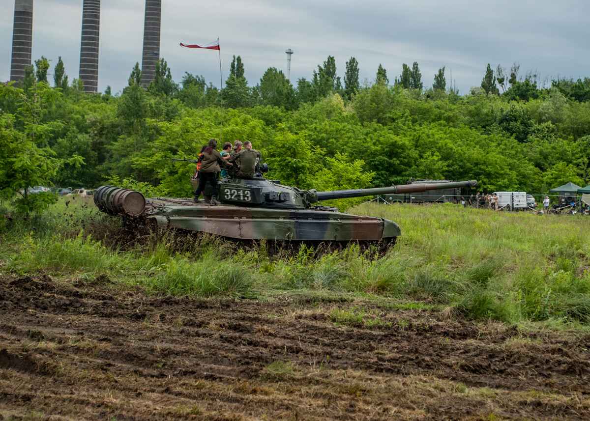 Na terenie dawnej KWK Miechowice trwa właśnie ogromny zlot militarny - Śląskie Manewry. Dziś ostatni, trzeci dzień imprezy, będzie się działo. Zobaczcie, jak było wczoraj!