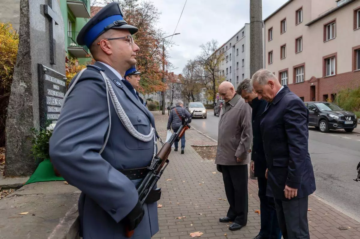 Władze Bytomia pamiętają o przeszłości: znicze na grobach dawnych liderów miasta