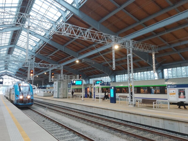 Wystawa taboru kolejowego w hali peronowej dworca PKP w Bytomiu